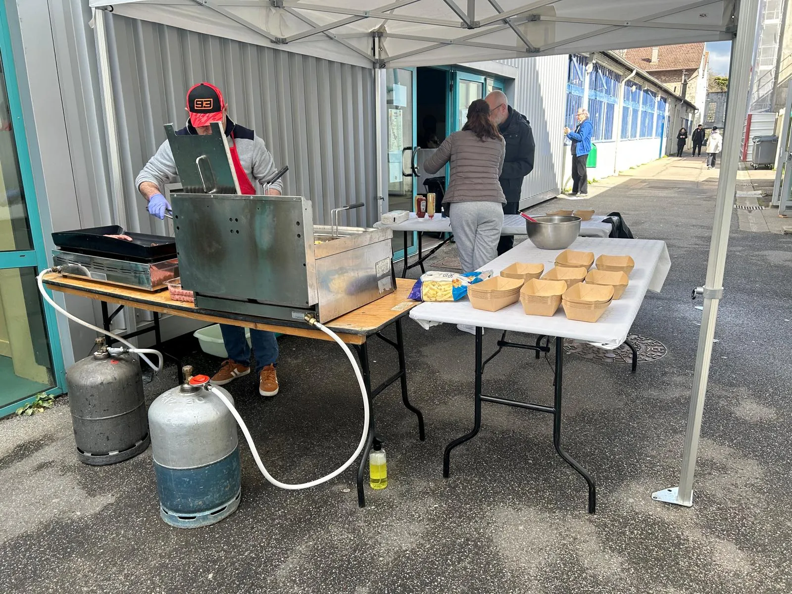 Friteuse professionnelle installée lors d'un événement extérieur — associations et comités des fêtes