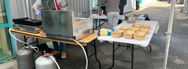 Installation friteuse MBM GF66 lors d'un événement associatif extérieur sous chapiteau