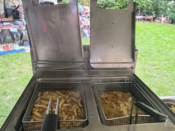 Friteuse professionnelle MBM GF66 en action lors d'un événement extérieur